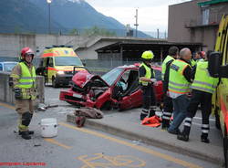 Auto contro un muro a Riazzino