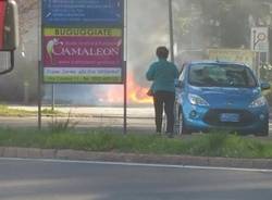 azzate, vigili del fuoco, auto, fiamme