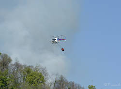 Incendio bosco Caravate Sangiano
