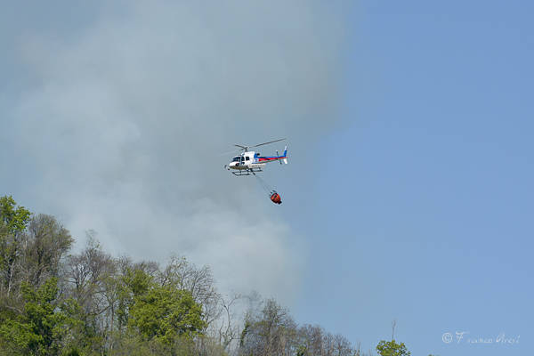 Incendio bosco Caravate Sangiano