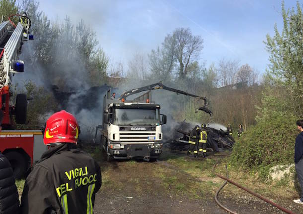 In fiamme traversine dei binari, Vigili del Fuoco al lavoro