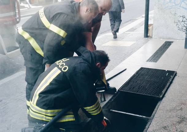 Piccolo incendio davanti alla Mondadori