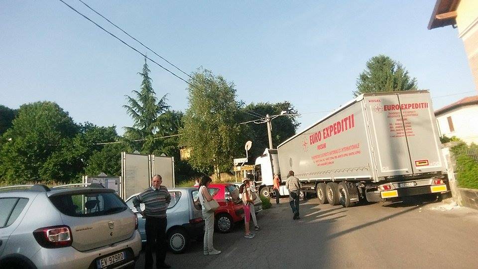 Camion incastrato in via Diaz a Venegono Inferiore 