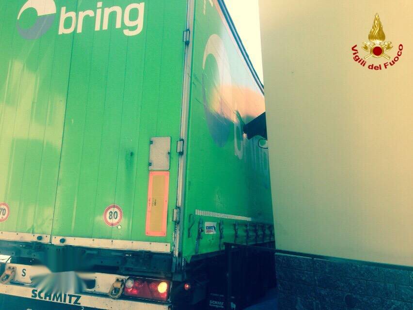 Camion incatrato a Bogno di Besozzo