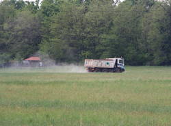 "Cementificio" su un terreno agricolo