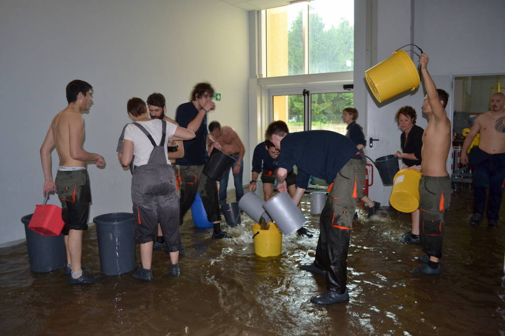 La scuola si allaga, gli studenti la svuotano