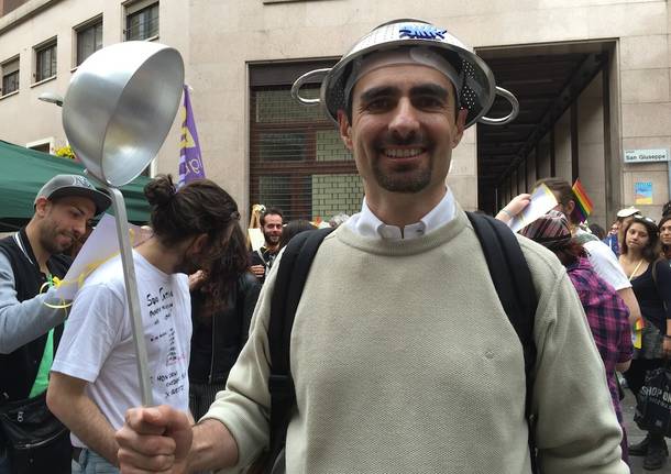 Tagliatelle in piedi, i “cattivi” in piazza