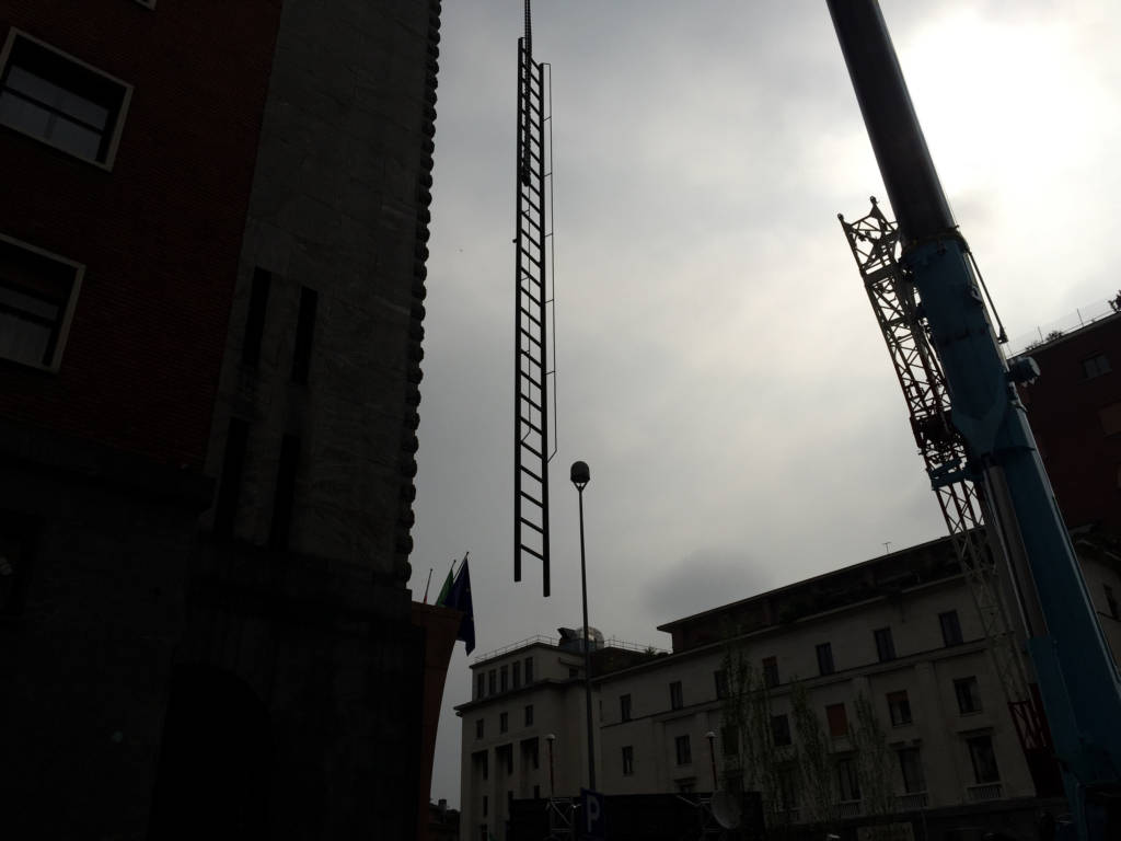 Una gru per la torre civica