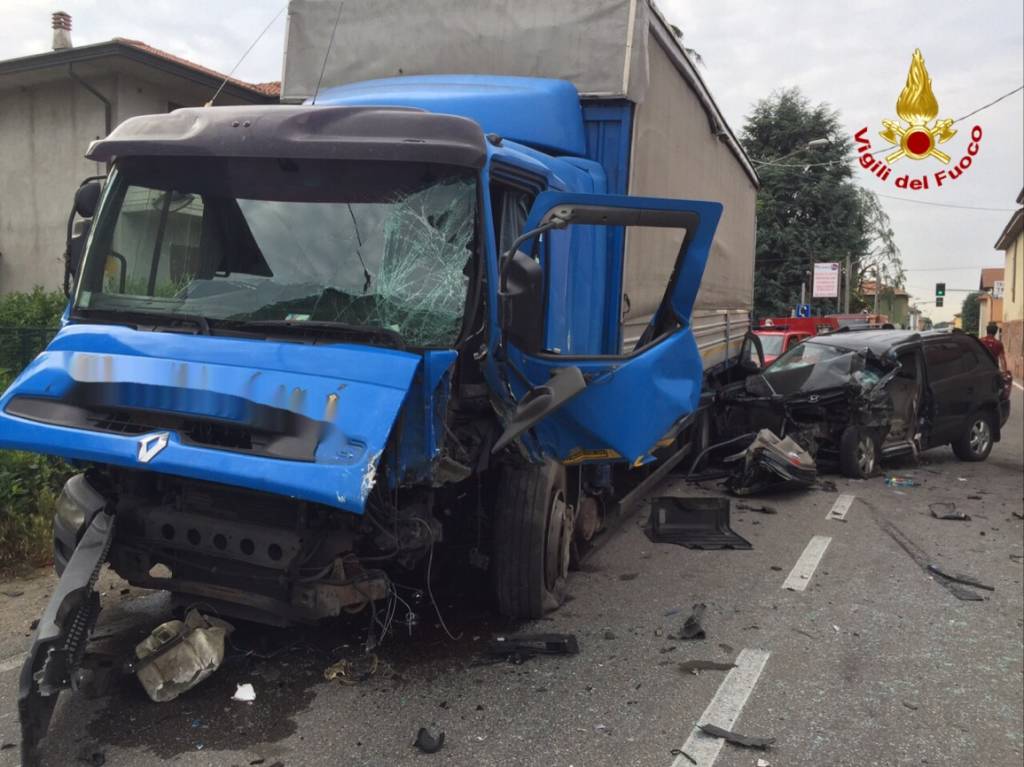 Cassano Magnago, camion si schianta in via Bonicalza