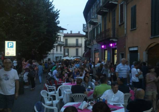 Bagno di folla al secondo “Rosa shopping” di Gavirate