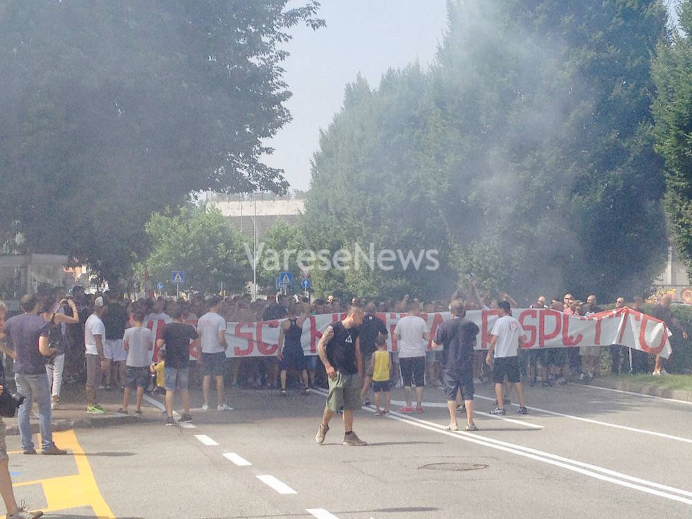 corteo protesta tifosi varese 1910 