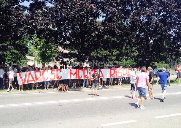 Il corteo dei tifosi del Varese