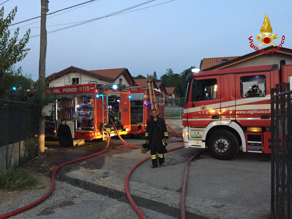 Incendio in una falegnameria di Brebbia