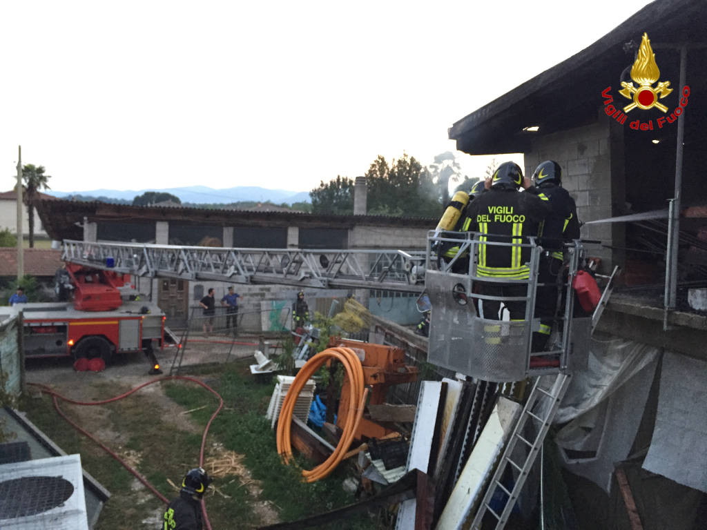 Incendio in una falegnameria di Brebbia