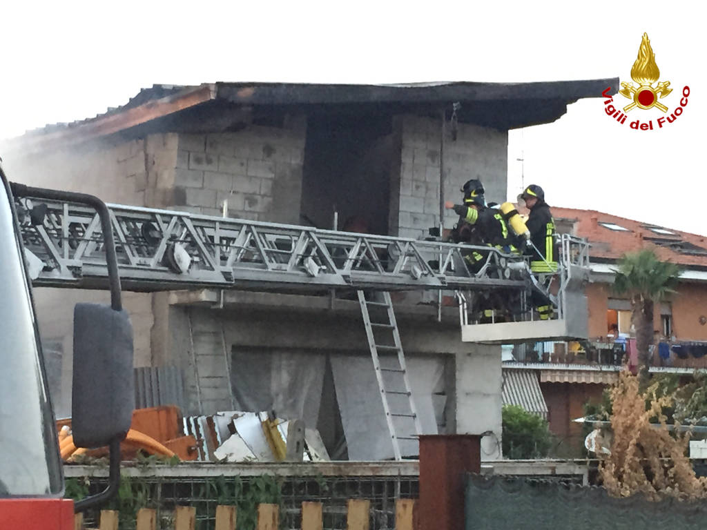 Incendio in una falegnameria di Brebbia