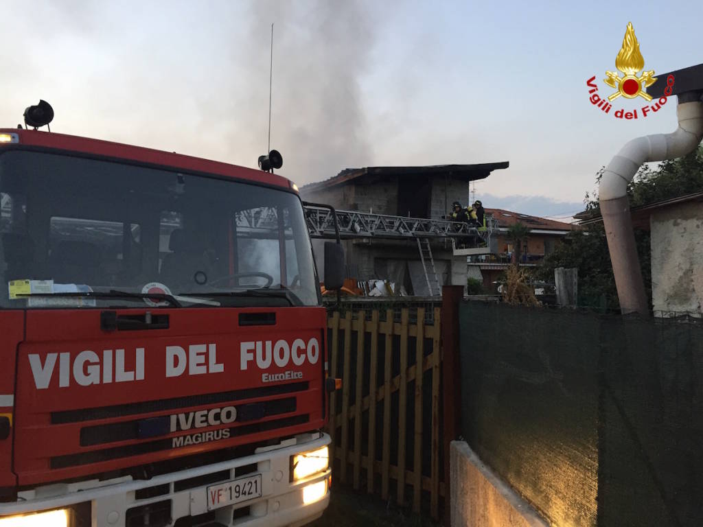 Incendio in una falegnameria di Brebbia