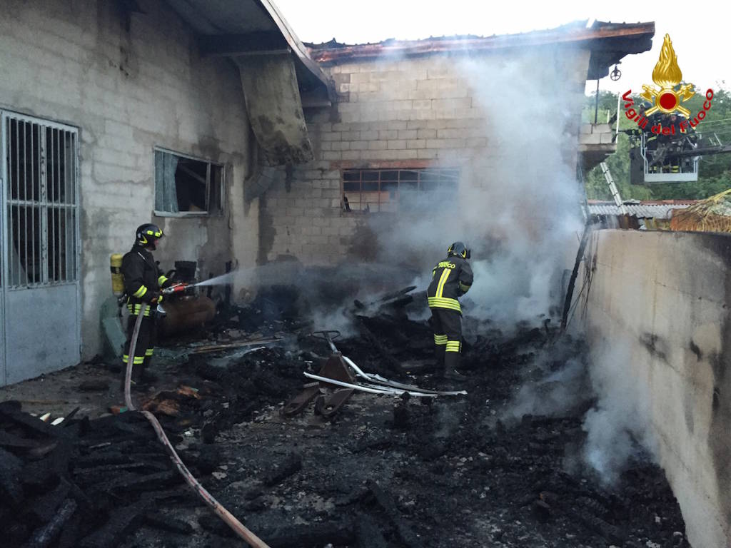 Incendio in una falegnameria di Brebbia