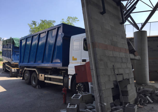 Un camion contro la sede di coinger