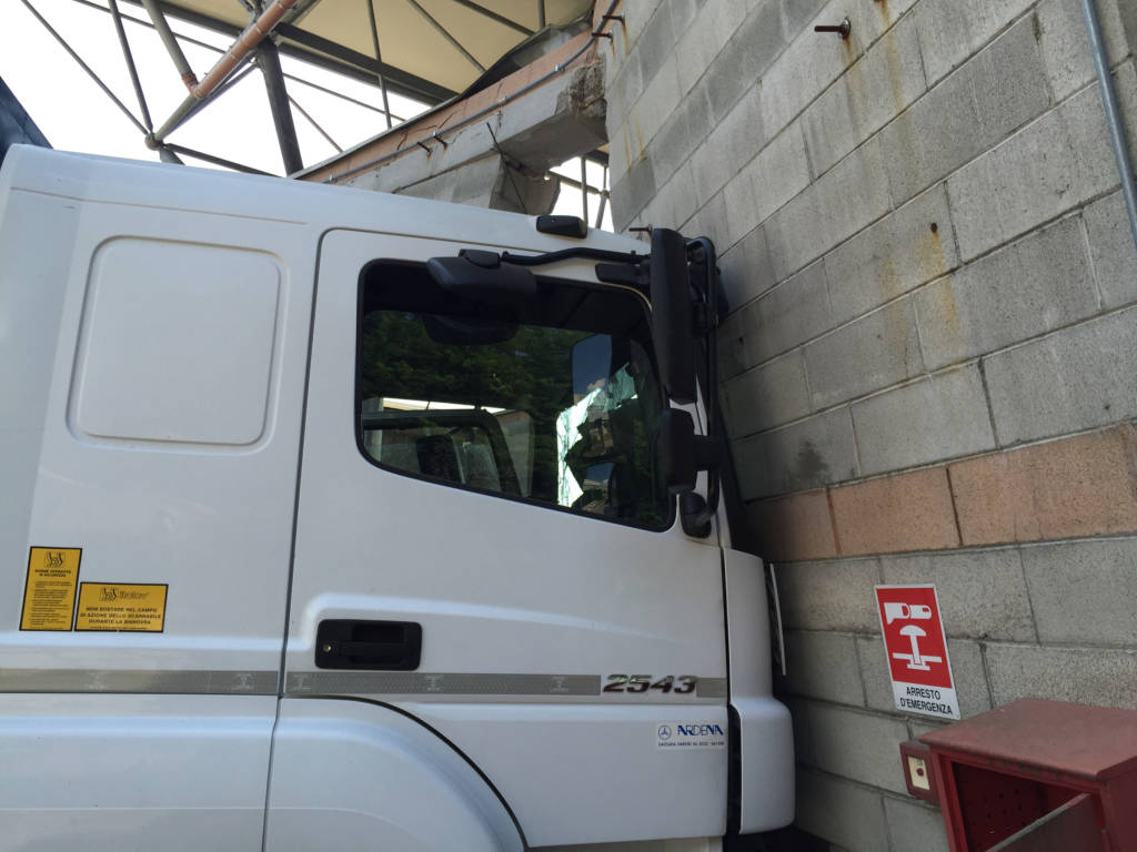 Un camion contro la sede di coinger