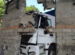 Un camion contro la sede di coinger