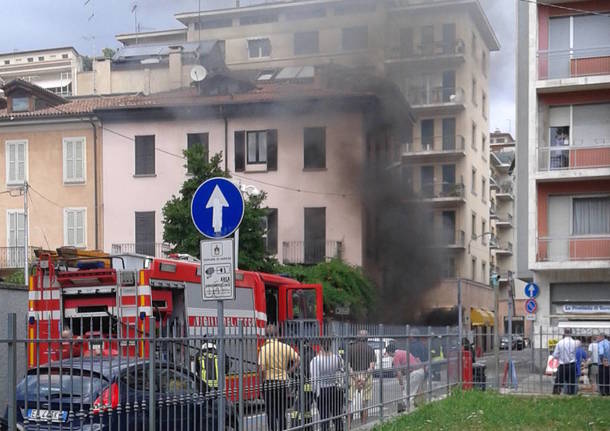 Incendio auto in via Bagaini