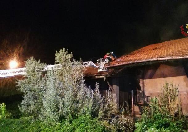 A fuoco i magazzini della stazione