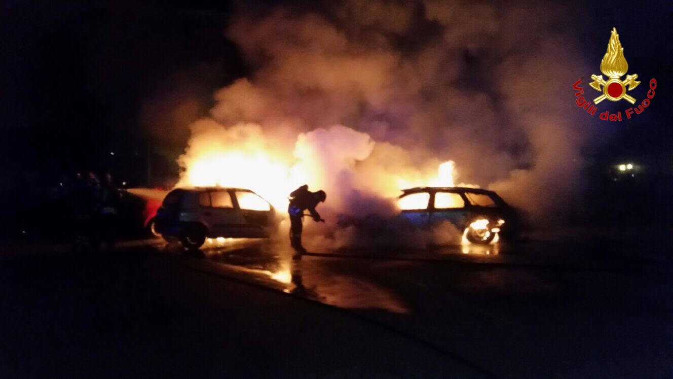 Incidenti nella notte, in azione i vigili del fuoco