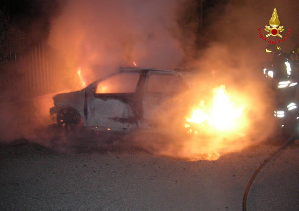 Auto in fiamme a Marnate