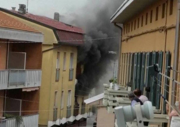 Fiamme in un appartamento in centro a Cairate