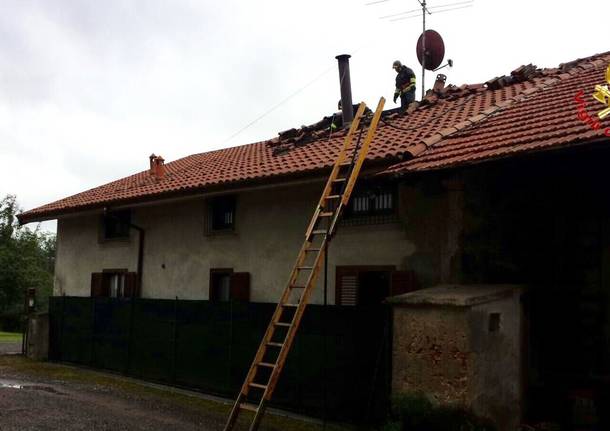 Incendio di un tetto a Carnago