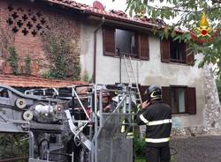 Incendio di un tetto a Carnago