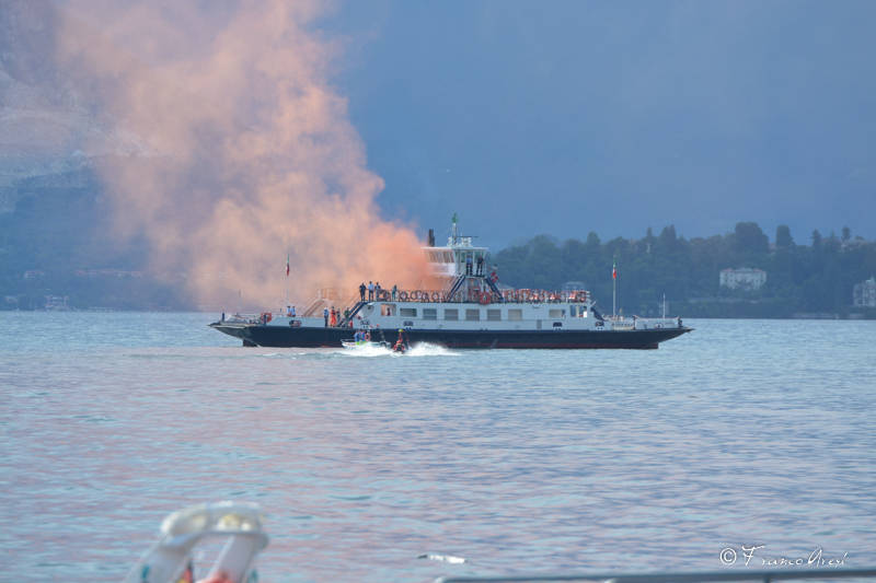 Traghetto "in fiamme" a Laveno