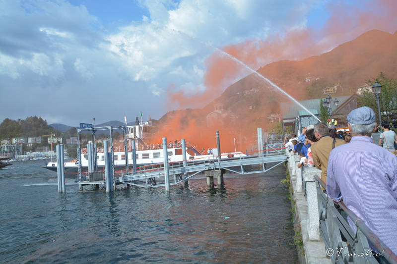 Traghetto "in fiamme" a Laveno