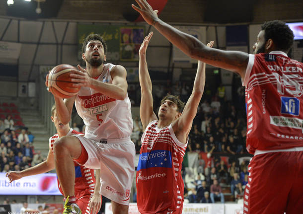 basket pallacanestro openjobmetis varese pesaro serie a