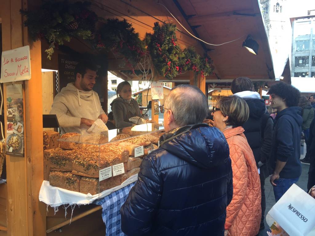 Mercatino in piazza Monte Grappa