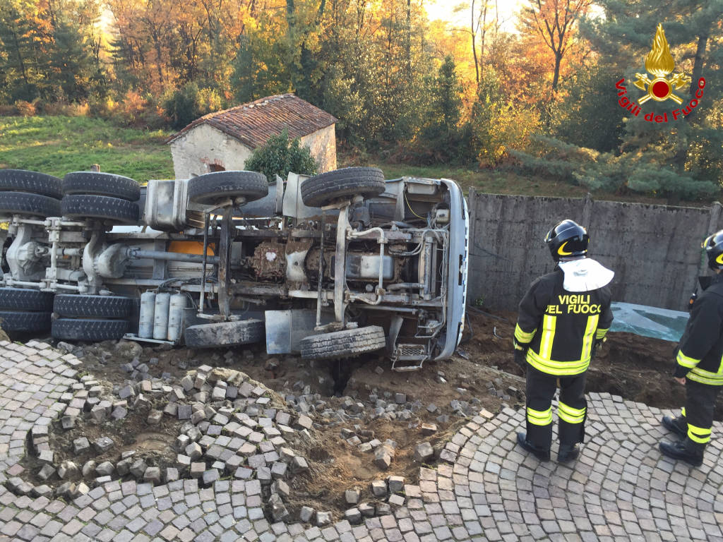 ribaltamento betoniera luino 2 novembre 2015