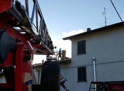 Tetto di una palazzina in fiamme a Cairate