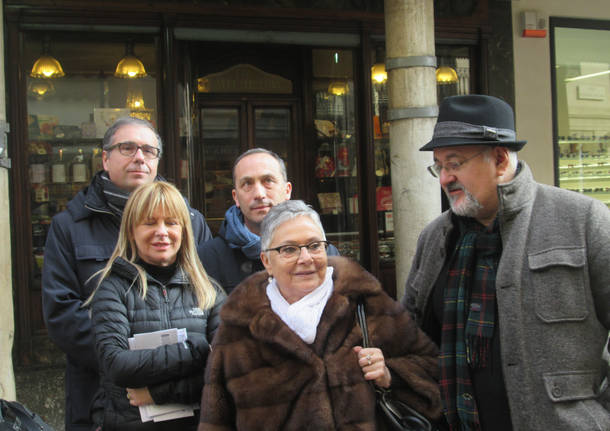 Aime protesta in centro contro lo svuotamento dei negozi