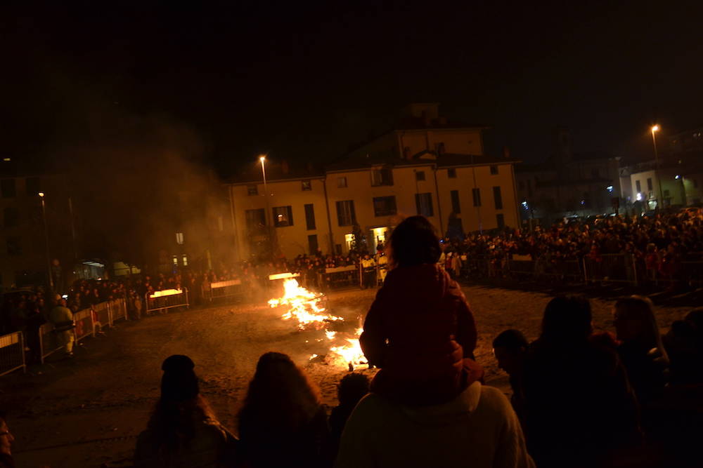 Brucia la gioeubia a Busto Arsizio