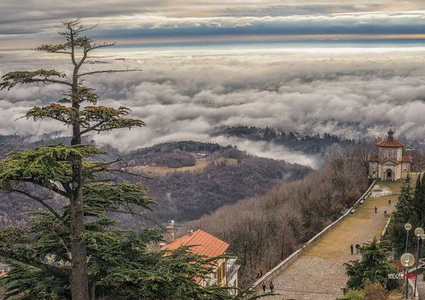 Il Sacro Monte spunta dalla nebbia