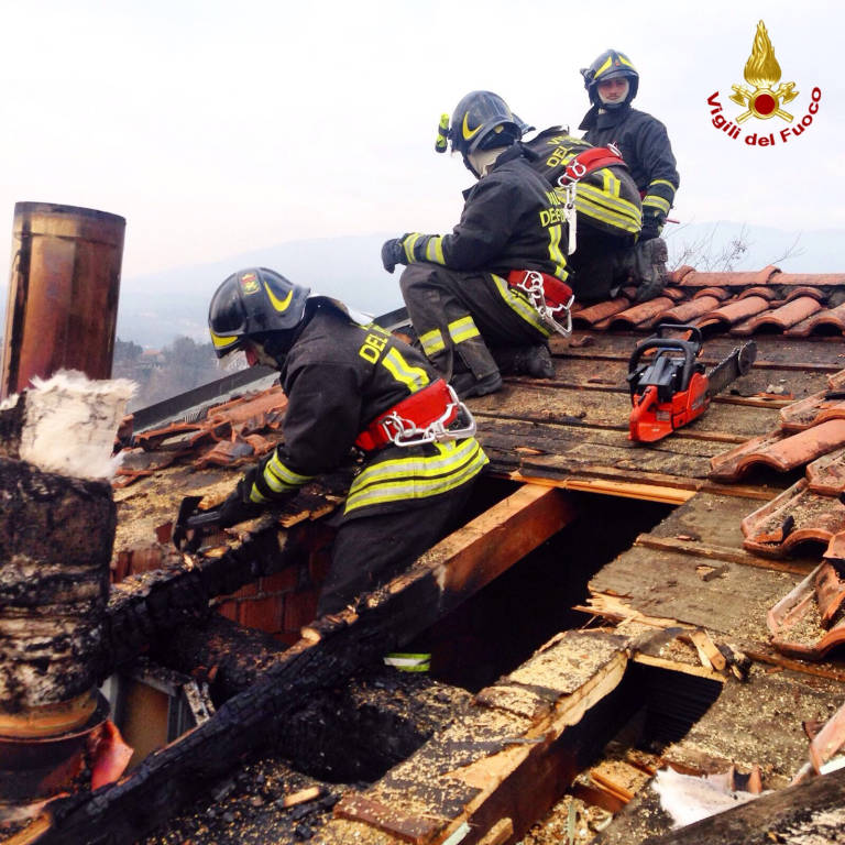 Incendio tetto a Groppello di Gavirate