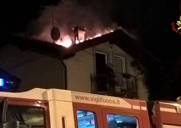 Tetto in fiamme a Cavaria