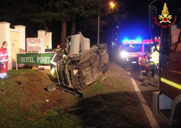 Si ribalta con l’auto in Corso Sempione