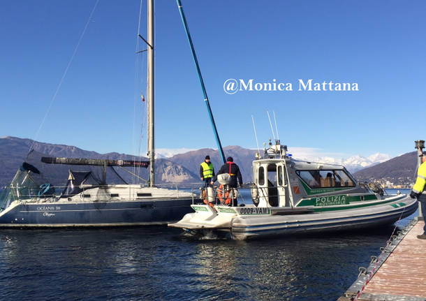 Barca a vela perde la rotta a causa del forte vento 