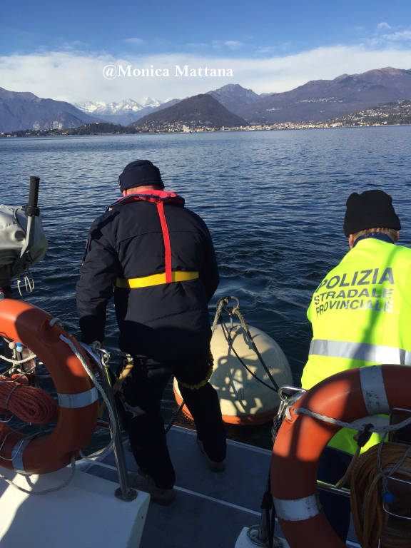 Barca a vela perde la rotta a causa del forte vento 