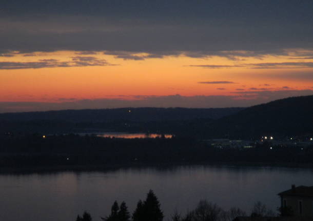 Tramonto sui laghi di Varese e Comabbio