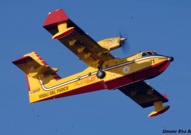 Canadair al lavoro per la Val Vigezzo