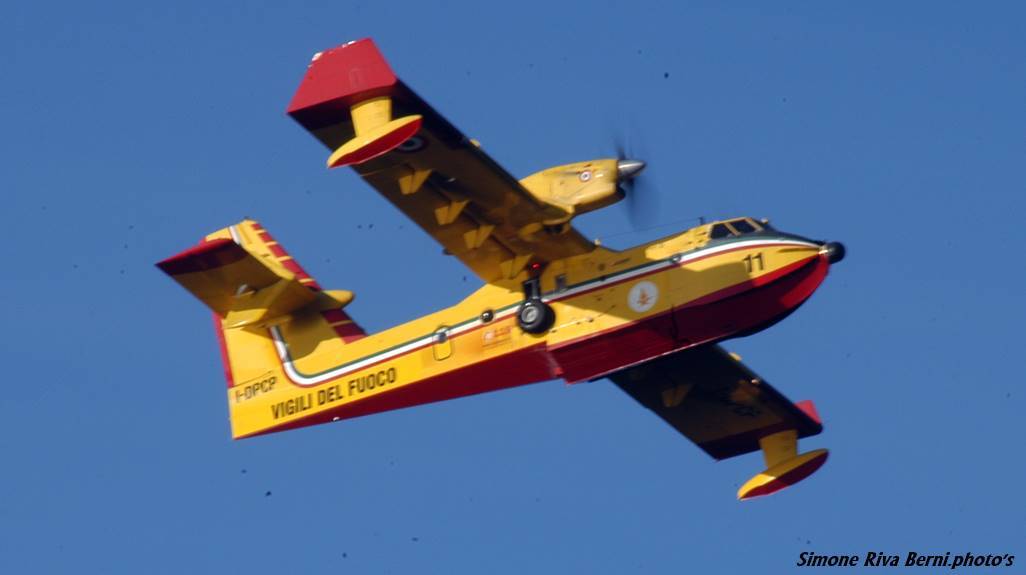 Canadair al lavoro per la Val Vigezzo