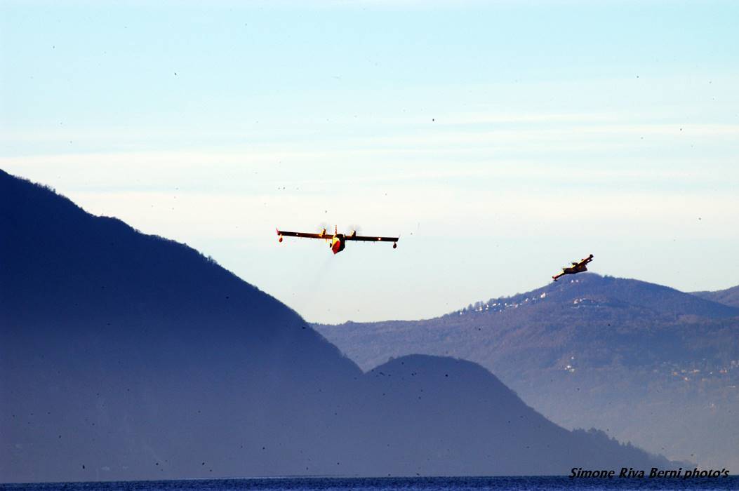 Canadair al lavoro per la Val Vigezzo