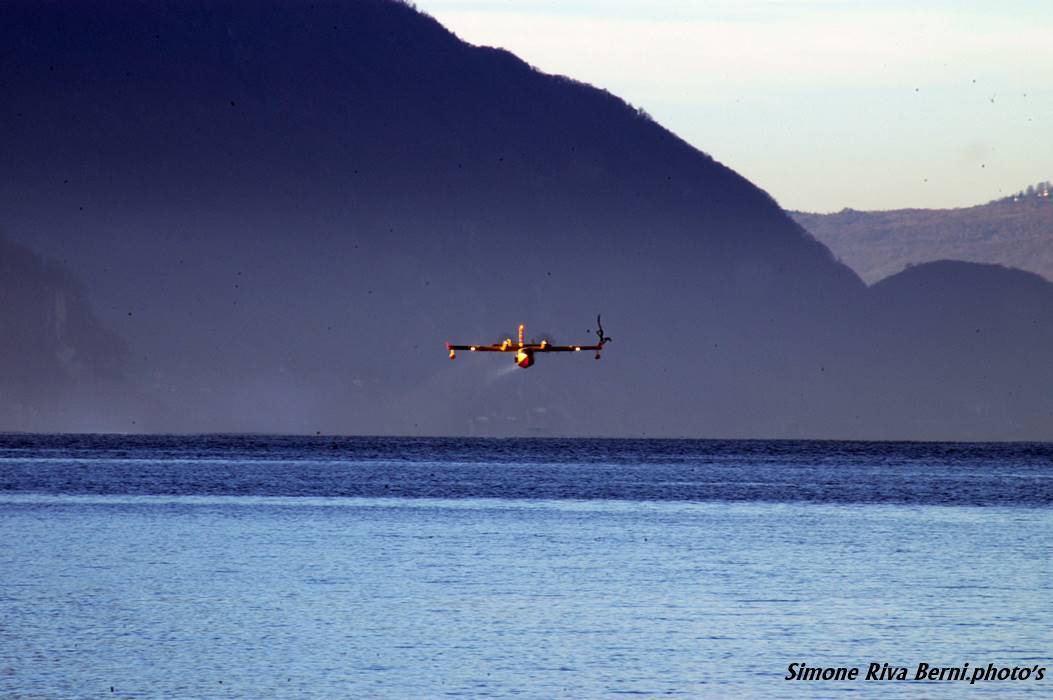 Canadair al lavoro per la Val Vigezzo